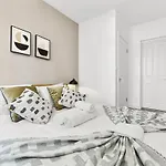 Charming 3Br Flat With Ensuite Master And Balcony