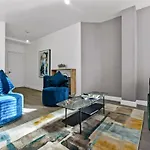 Charming 3Br Flat With Ensuite Master And Balcony