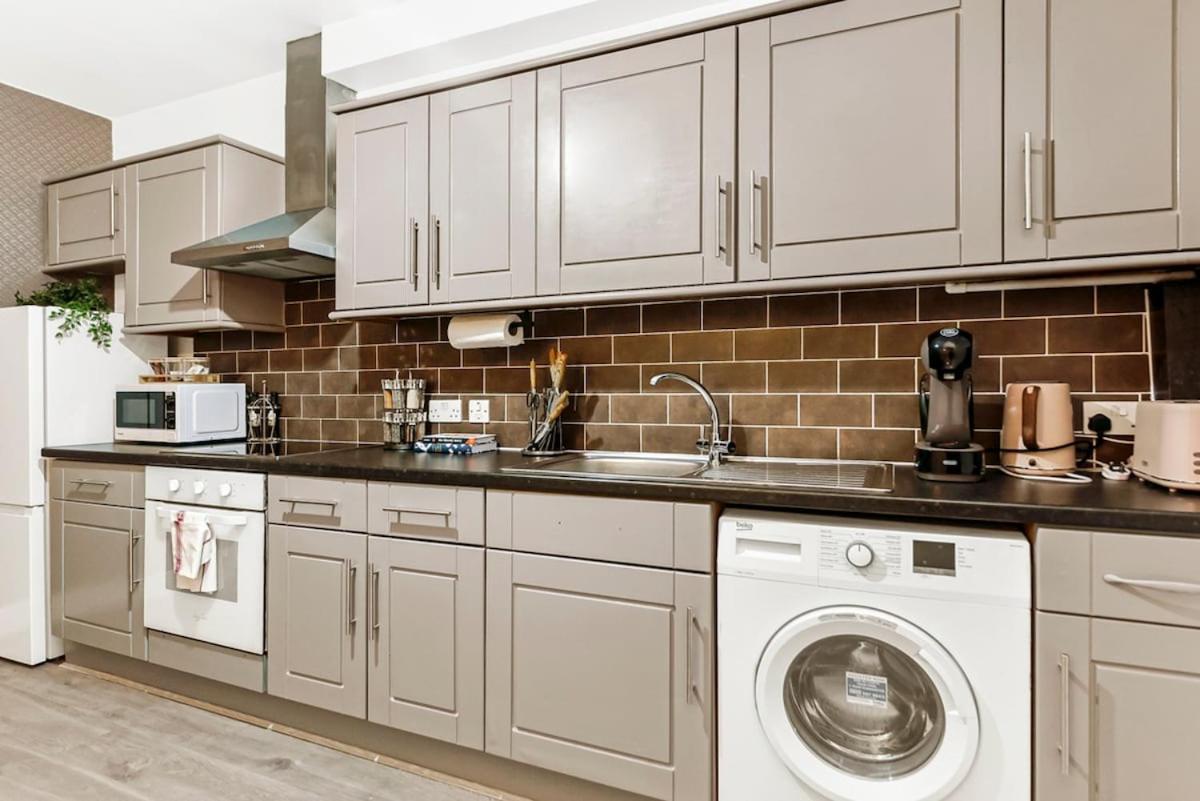 Charming 3br Flat With Ensuite Master And Balcony Appartement *