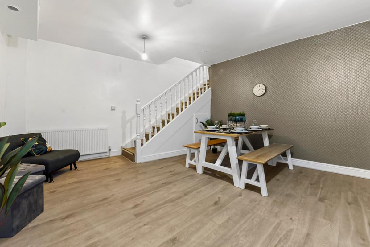 Charming 3br Flat With Ensuite Master And Balcony *