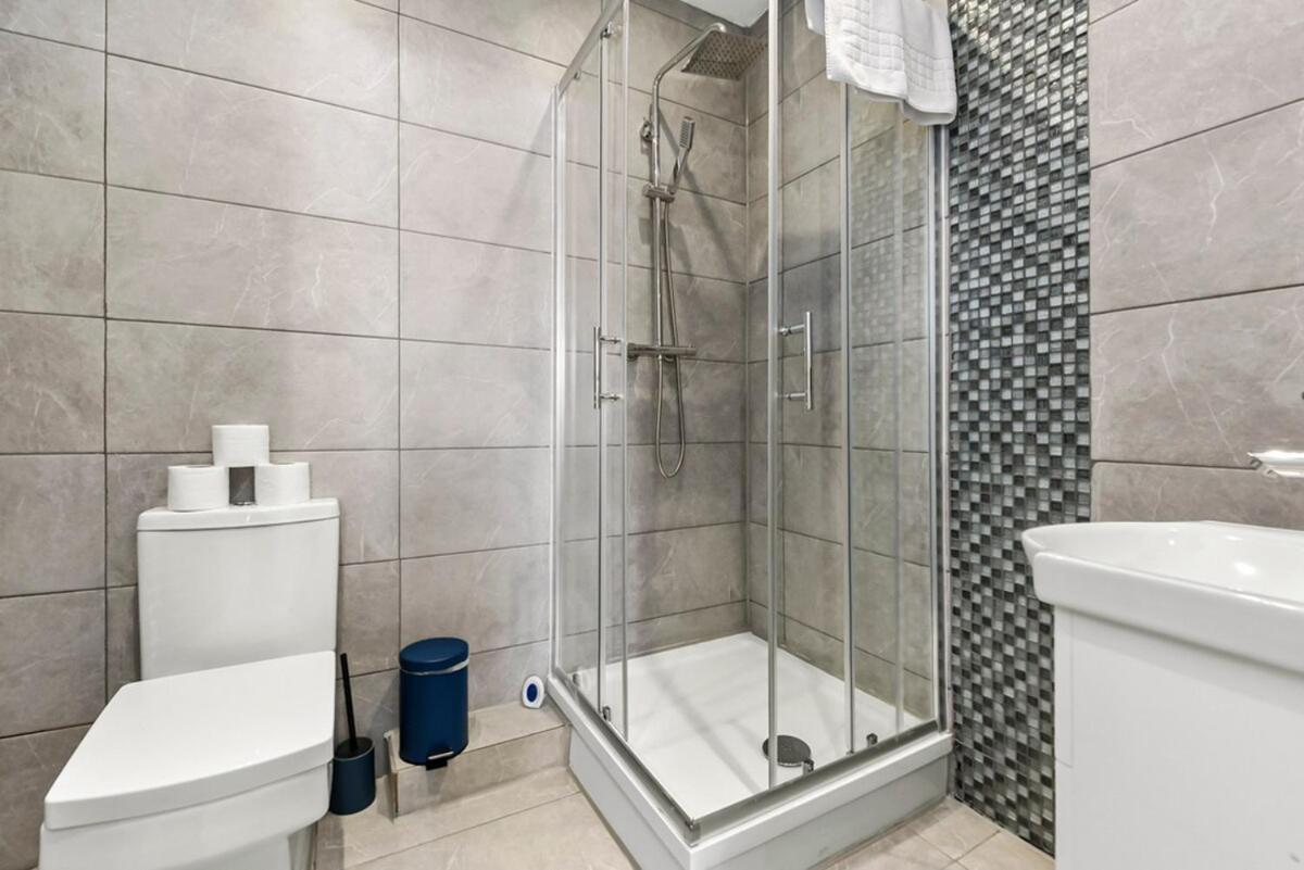 Charming 3br Flat With Ensuite Master And Balcony *